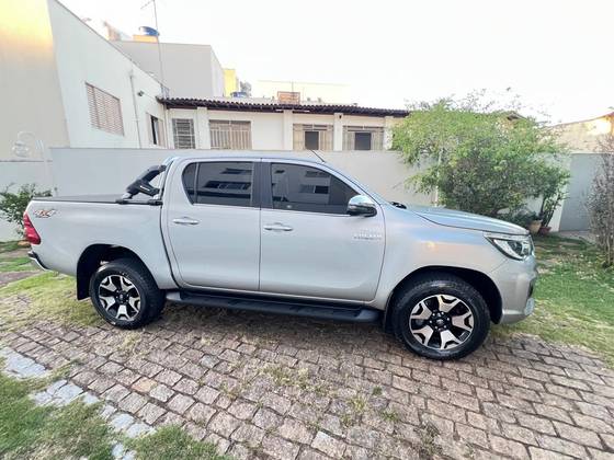TOYOTA HILUX 2.8 SRX 4X4 CD 16V DIESEL 4P AUTOMÁTICO